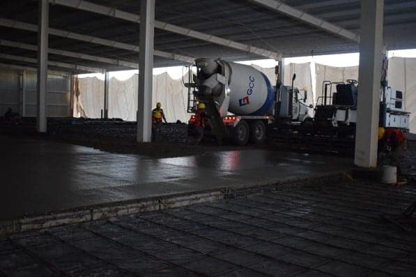 Shrinkage-compensating concrete